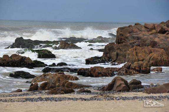 Trecho rochoso do mar de La Pedrera, no litoral do Uruguai